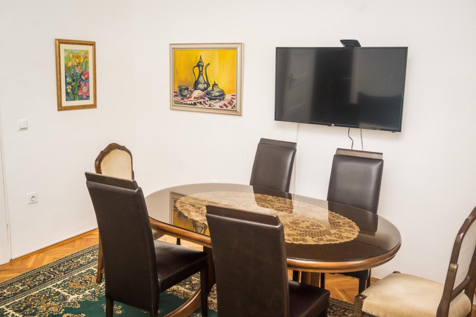 Spacious Parkfront Apartment *