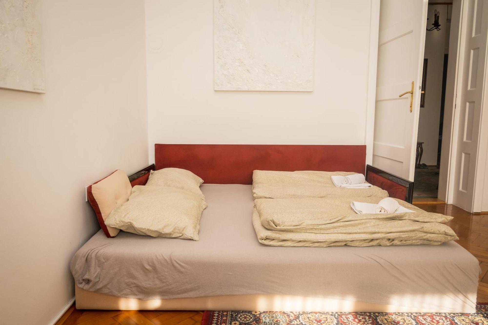 Spacious Parkfront Apartment