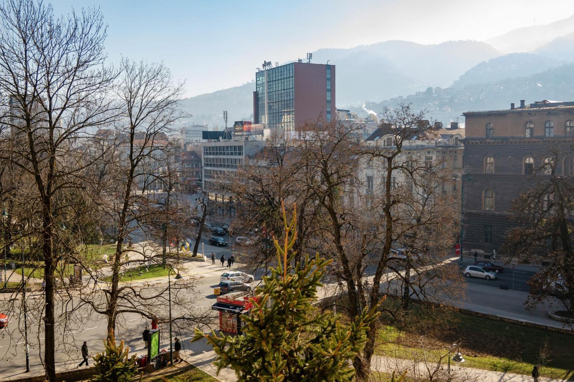 Spacious Parkfront Apartment Sarajevo