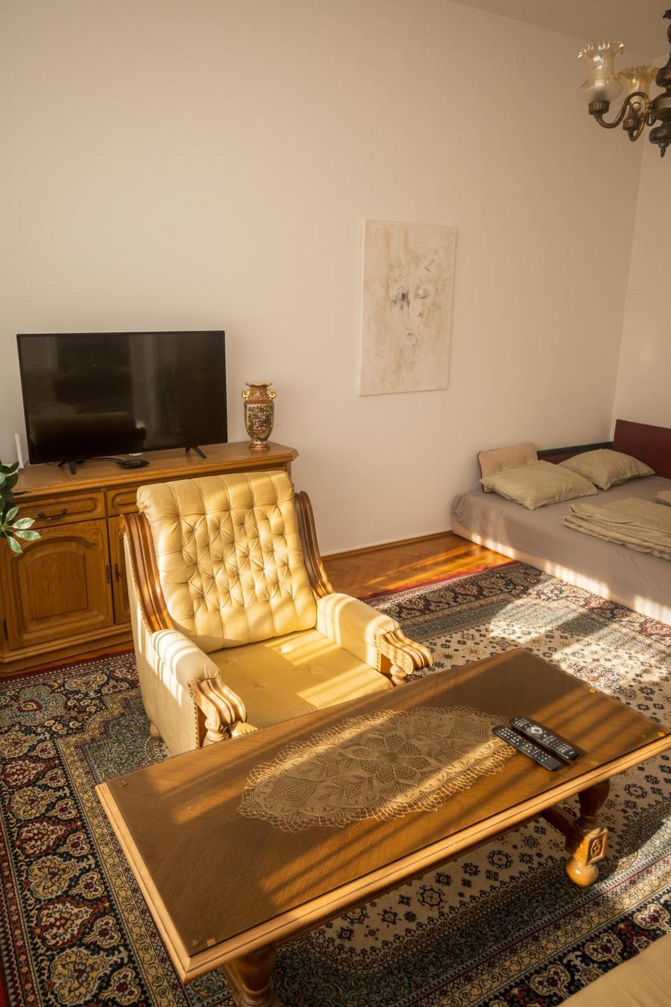 Spacious Parkfront Apartment Sarajevo