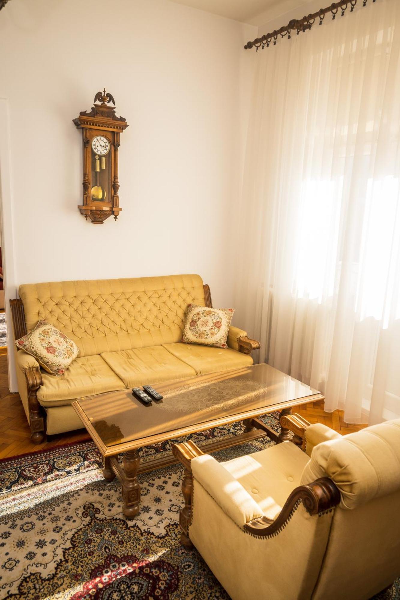 Spacious Parkfront Apartment *
